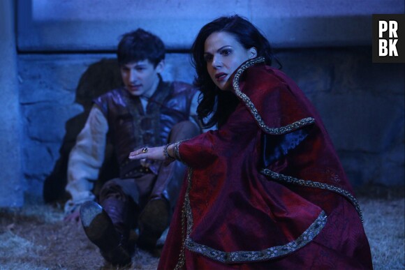 Once Upon a Tme saison 5, épisode 5 : Regina (Lana Parrilla) et Henry (Jared Gilmore) sur une photo