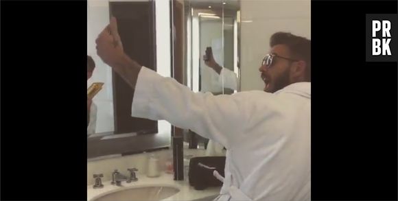 M. Pokora et son trophée des NMA dans une vidéo partagée sur Twitter, le 8 novembre 2015