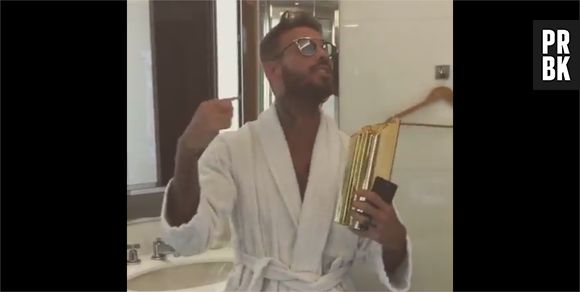M. Pokora et son trophée des NMA dans une vidéo partagée sur Twitter, le 8 novembre 2015