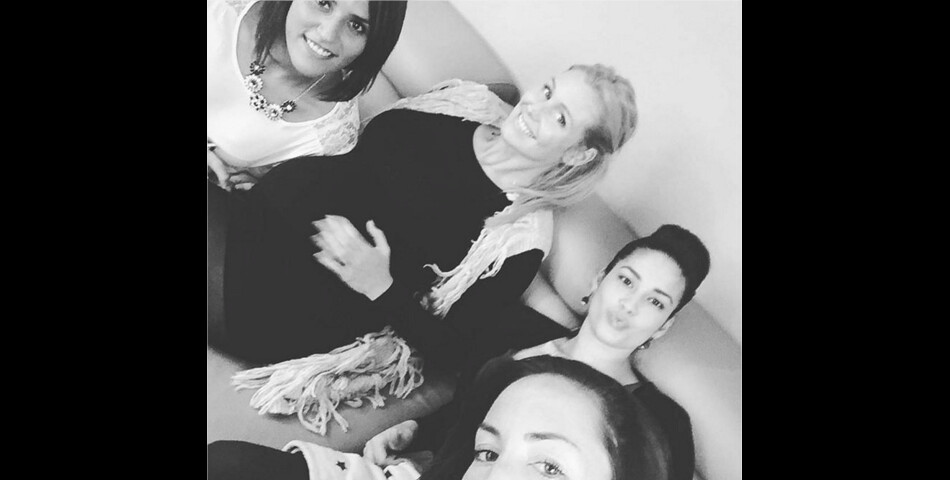 Aurélie Van Daelen entourée de ses amies pour sa baby shower