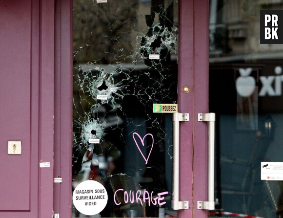Attentats de Paris : la vitrine du Casa Nostra après les attentats du 13 novembre 2015