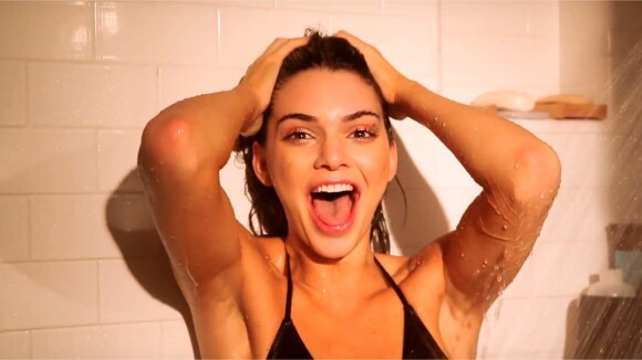 Kendall Jenner : douche sexy et costume délirant, sa vidéo pour Noël 2015 en 6 GIFs