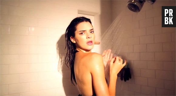 Kendall Jenner : ultra sexy en requin dans une vidéo délirante