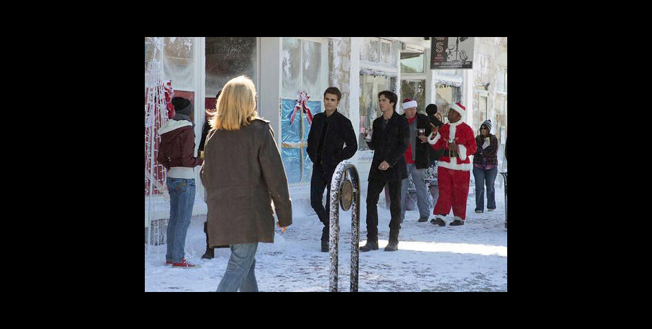 The Vampire Diaries saison 7, épisode 9 : Stefan (Paul Wesley) et Damon (Ian Somerhalder) sur une photo
