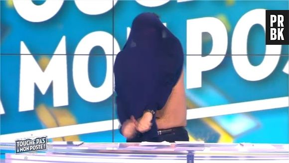 Cyril Hanouna presque torse nu : il enlève son pull en direct dans TPMP, le 9 décembre 2015 sur D8