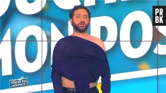 Cyril Hanouna presque torse nu : il enlève son pull en direct dans TPMP, le 9 décembre 2015 sur D8
