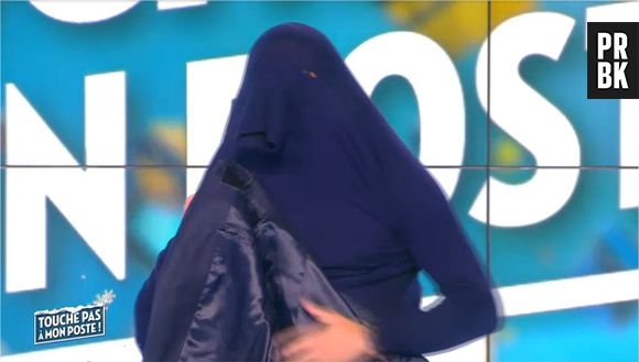 Cyril Hanouna presque torse nu : il enlève son pull en direct dans TPMP, le 9 décembre 2015 sur D8