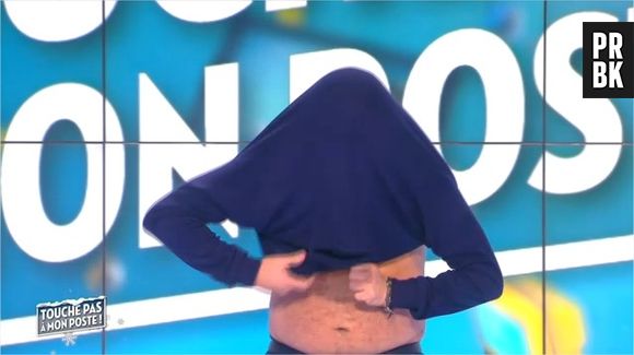 Cyril Hanouna presque torse nu : il enlève son pull en direct dans TPMP, le 9 décembre 2015 sur D8