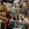 LeBron James : le basketteur chute sur une spectatrice et l'envoie à l'hôpital en plein match entre les Cavaliers et le Thunder, le 17 décembre 2015  