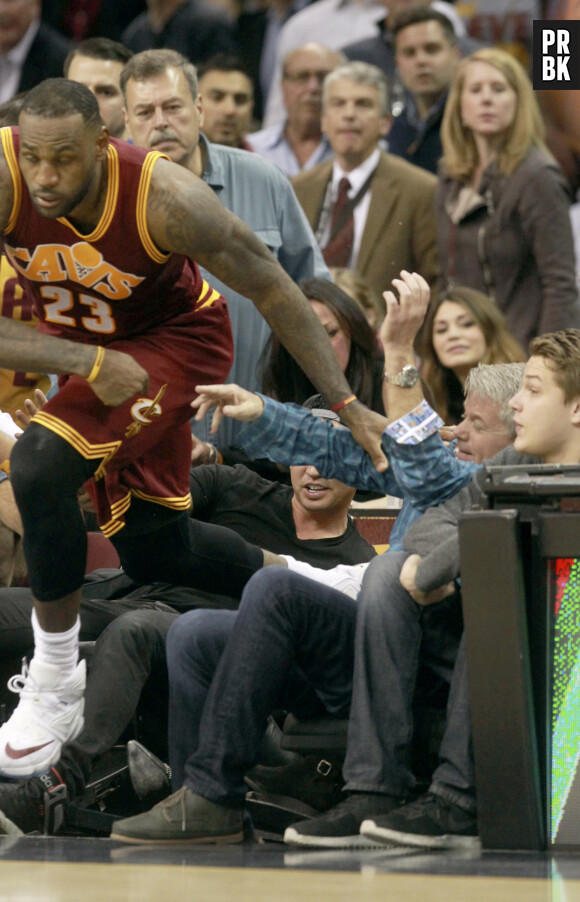 LeBron James : le basketteur chute sur une spectatrice et l'envoie à l'hôpital en plein match entre les Cavaliers et le Thunder, le 17 décembre 2015