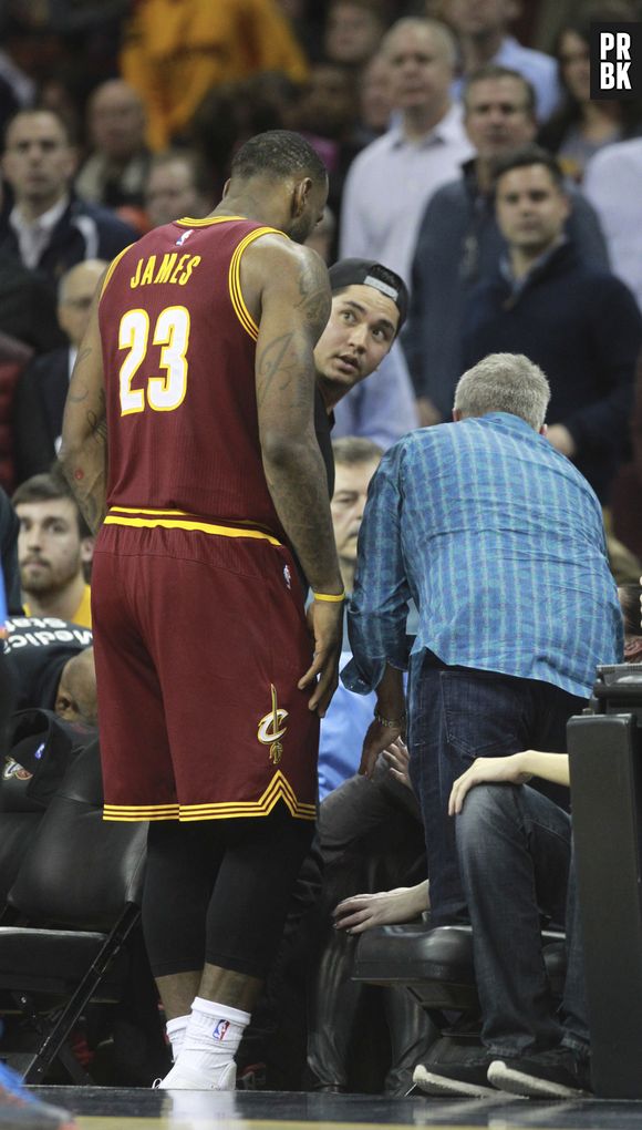 LeBron James : le basketteur chute sur une spectatrice et l'envoie à l'hôpital en plein match entre les Cavaliers et le Thunder, le 17 décembre 2015