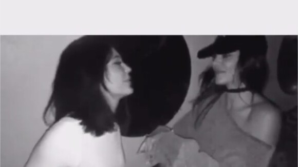 Kendall Jenner et Kylie : tripotage de seins et twerk sexy sur Snapchat