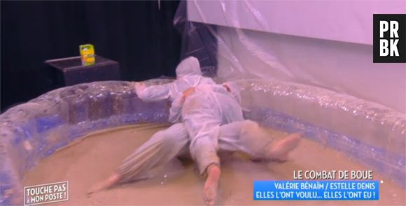Valérie Bénaïm et Estelle Denis s'affrontent dans la boue le 7 janvier 2016 dans TPMP sur D8