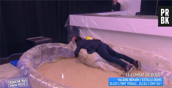 Valérie Bénaïm et Estelle Denis s'affrontent dans la boue le 7 janvier 2016 dans TPMP sur D8