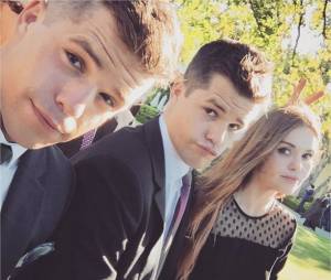 Charlie Carver pose avec Max Carver et Holland Roden sur Instagram