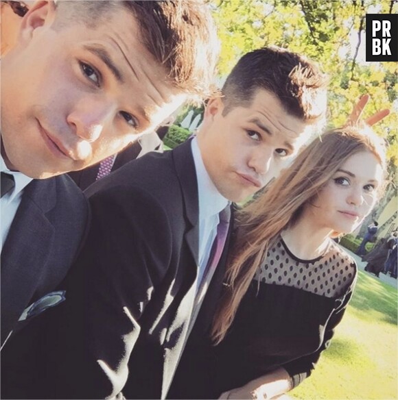 Charlie Carver pose avec Max Carver et Holland Roden sur Instagram