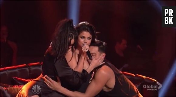 Selena Gomez nous fait un plan à 3 au SNL le 23 janvier 2016
