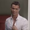 Cristiano Ronaldo déboutonne sa chemise dans la dernière pub SFR