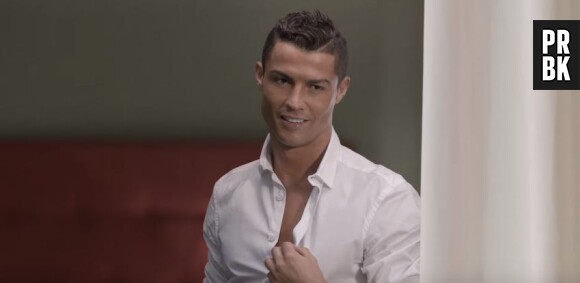 Cristiano Ronaldo déboutonne sa chemise dans la dernière pub SFR