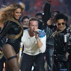 Beyoncé et Bruno Mars volent la vedette à Coldplay au Super Bowl 2016 : la vidéo de leur show