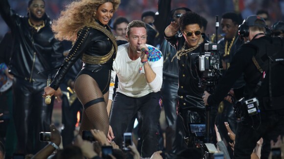Beyoncé et Bruno Mars volent la vedette à Coldplay au Super Bowl 2016 : la vidéo de leur show