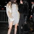 Kendall Jenner et Kylie Jenner souriantes à New York le 8 février 2016 pour présenter leur nouvelle collection de vêtements