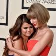 Taylor Swift et Selena Gomez sexy sur le tapis rouge des Grammy Awards 2016, au Staples Center de Los Angeles, le 15 février 2016