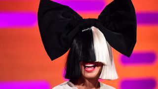 Sia : pourquoi cache-t-elle son visage ? La chanteuse s'explique
