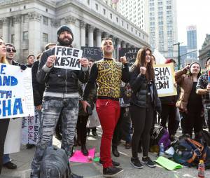 Kesha : des fans venus la soutenir lors de son procès contre Dr Luke, le 19 février 2016