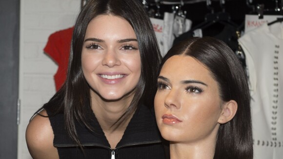 Kendall Jenner pose avec sa statue de cire 100% ressemblante et c'est bluffant