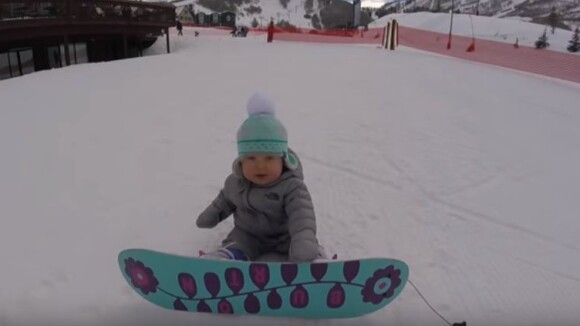 Une fillette de 1 an fait du snowboard : la vidéo à plus d'un million de vues