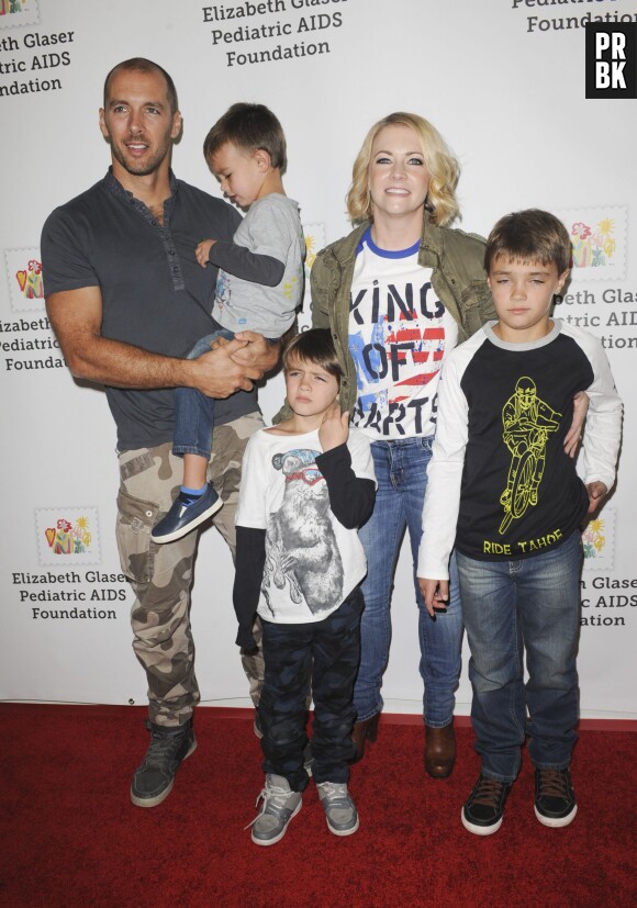 Melissa Joan Hart avec son mari et ses trois fils en 2016