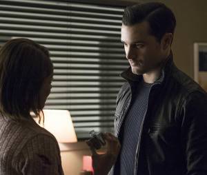 The Vampire Diaries saison 7, épisode 18 : Enzo (Michael Malarkey) sur une photo
