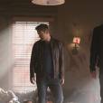 The Vampire Diaries saison 7, épisode 18 : Alaric (Matt Davis) et Damon (Ian Somerhalder) sur une photo