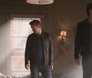 The Vampire Diaries saison 7, épisode 18 : Alaric (Matt Davis) et Damon (Ian Somerhalder) sur une photo