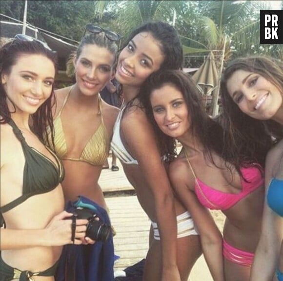 Camille Cerf en bikini avec Flora Coquerel, Malika Ménard, Laury Thilleman et Delphine Wespiser