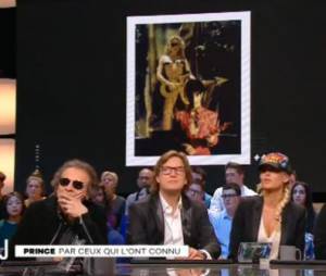 Ophélie Winter révèle sa photo nue avec Prince sur le plateau du grand Journal le 22 avril 2016