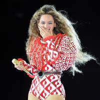 Beyoncé : deux fans montent sur scène et se déchaînent sur &quot;Single Ladies&quot; (VIDEO)