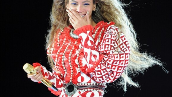 Beyoncé : deux fans montent sur scène et se déchaînent sur "Single Ladies" (VIDEO)