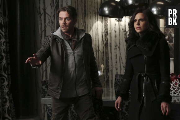 Once Upon a Time saison 5, épisode 21 : Regina (Lana Parilla) et Robin (Sean Maguire) sur une photo