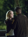 The Vampire Diaries saison 7, épisode 22 : Caroline (Candice Accola) face à Stefan (Paul Wesley) sur une photo