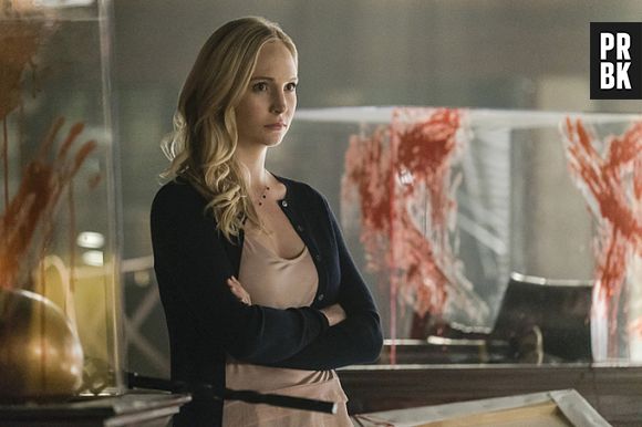 The Vampire Diaries saison 7, épisode 22 : Caroline (Candice Accola) sur une photo