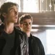 The Vampire Diaries saison 7, épisode 22 : Damon (Ian Somerhalder) et Stefan (Paul Wesley) sur une photo
