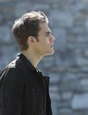 The Vampire Diaries saison 7, épisode 22 : Stefan (Paul Wesley) face à Damon (Ian Somerhalder) sur une photo