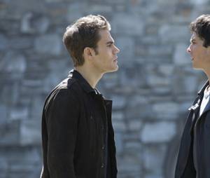 The Vampire Diaries saison 7, épisode 22 : Stefan (Paul Wesley) face à Damon (Ian Somerhalder) sur une photo