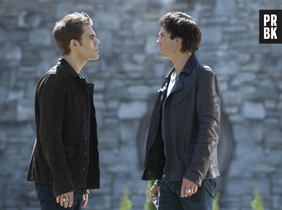 The Vampire Diaries saison 7, épisode 22 : Stefan (Paul Wesley) face à Damon (Ian Somerhalder) sur une photo