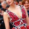 Frédérique Bel sur le tapis rouge de la soirée d'ouverture du Festival de Cannes le 11 mai 2016