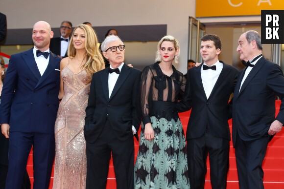 L'équipe du film Café Society sur le tapis rouge de la soirée d'ouverture du Festival de Cannes le 11 mai 2016
