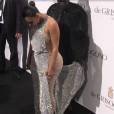 Kim Kardashian en galère avec sa robe longue sur le tapis rouge de la soirée De Gisogono au Festival de Cannes le 17 mai 2016
