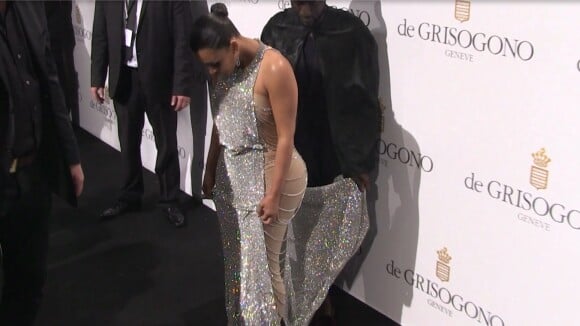 Kim Kardashian en galère avec sa robe longue et moulante au Festival de Cannes 2016